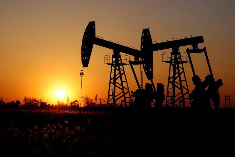 قیمت نفت بالاتر می رود زیرا افت شدید ذخایر نفت خام آمریکا بیشتر از نگرانی های تقاضای چین است