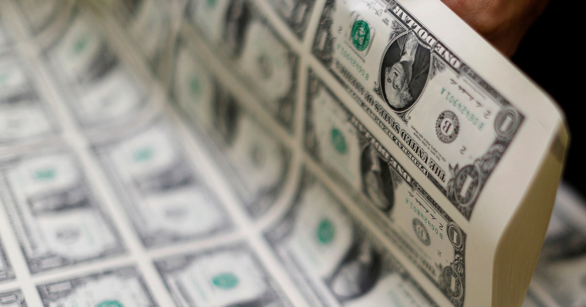 دلار آمریکا برای شروع هفته به صعود روز جمعه چسبیده است